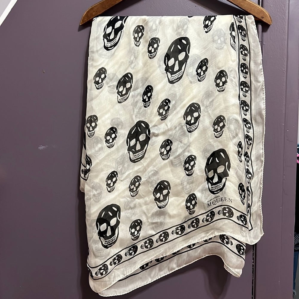 Alexandra McQueen Women's Classic Silk Chiffon Skull Scarf in Ivory/black